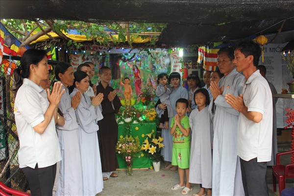 Chư Tăng Chùa Khánh Ninh viếng thăm và chúc phúc Phật tử thiết lễ đài Phật Đản tại Tư gia