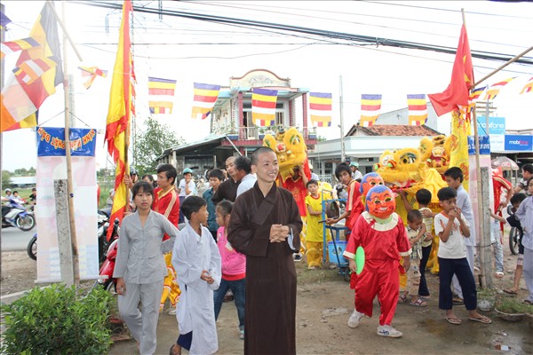 Chư Tăng Chùa Khánh Ninh viếng thăm và chúc phúc Phật tử thiết lễ đài Phật Đản tại Tư gia