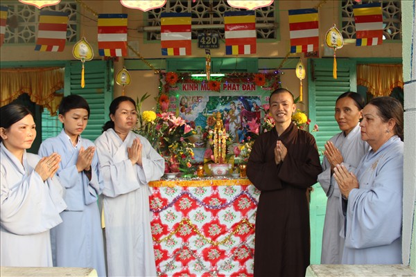 Chư Tăng Chùa Khánh Ninh viếng thăm và chúc phúc Phật tử thiết lễ đài Phật Đản tại Tư gia