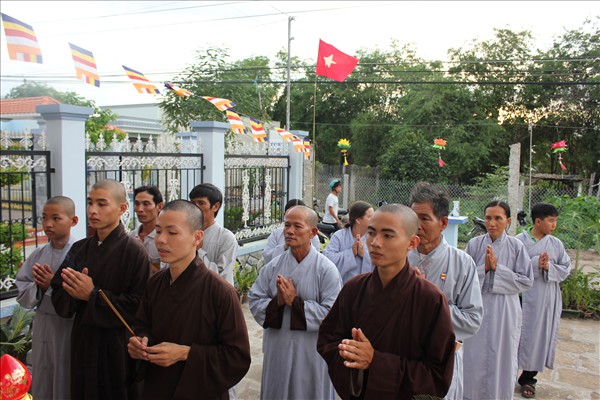 Chư Tăng Chùa Khánh Ninh viếng thăm và chúc phúc Phật tử thiết lễ đài Phật Đản tại Tư gia