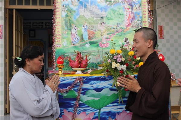 Chư Tăng Chùa Khánh Ninh viếng thăm và chúc phúc Phật tử thiết lễ đài Phật Đản tại Tư gia