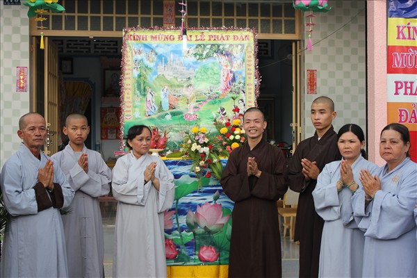 Chư Tăng Chùa Khánh Ninh viếng thăm và chúc phúc Phật tử thiết lễ đài Phật Đản tại Tư gia