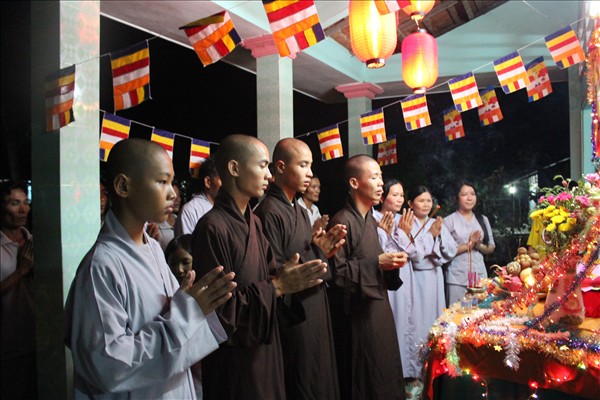 Chư Tăng Chùa Khánh Ninh viếng thăm và chúc phúc Phật tử thiết lễ đài Phật Đản tại Tư gia