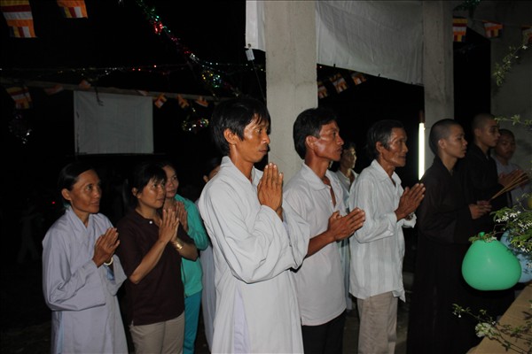 Chư Tăng Chùa Khánh Ninh viếng thăm và chúc phúc Phật tử thiết lễ đài Phật Đản tại Tư gia