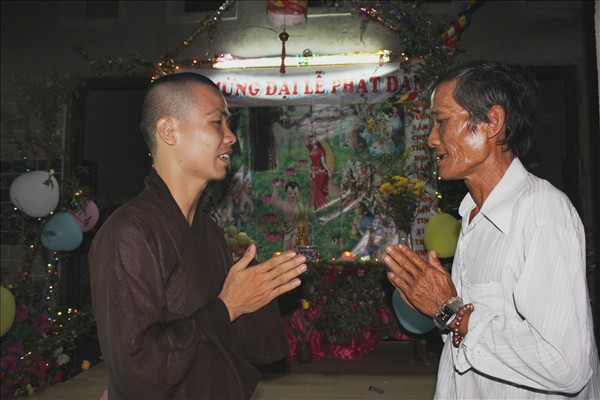 Chư Tăng Chùa Khánh Ninh viếng thăm và chúc phúc Phật tử thiết lễ đài Phật Đản tại Tư gia