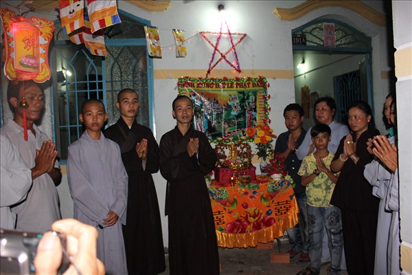 Chư Tăng Chùa Khánh Ninh viếng thăm và chúc phúc Phật tử thiết lễ đài Phật Đản tại Tư gia