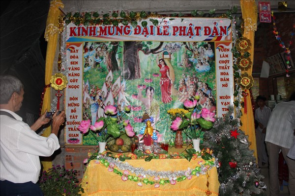 Chư Tăng Chùa Khánh Ninh viếng thăm và chúc phúc Phật tử thiết lễ đài Phật Đản tại Tư gia