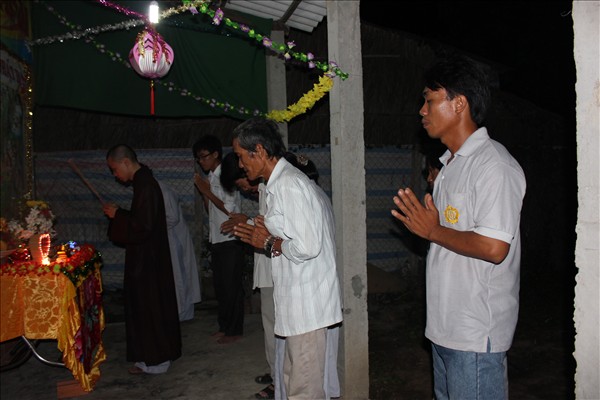 Chư Tăng Chùa Khánh Ninh viếng thăm và chúc phúc Phật tử thiết lễ đài Phật Đản tại Tư gia