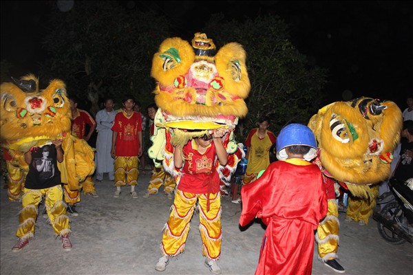 Chư Tăng Chùa Khánh Ninh viếng thăm và chúc phúc Phật tử thiết lễ đài Phật Đản tại Tư gia