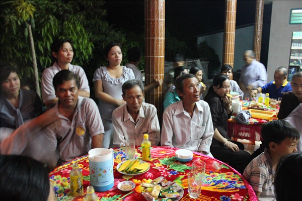 Chư Tăng Chùa Khánh Ninh viếng thăm và chúc phúc Phật tử thiết lễ đài Phật Đản tại Tư gia