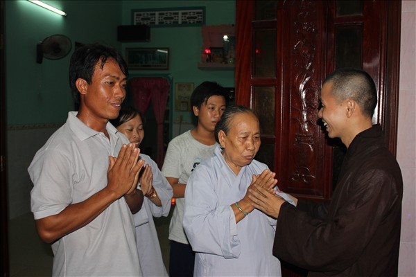 Chư Tăng Chùa Khánh Ninh viếng thăm và chúc phúc Phật tử thiết lễ đài Phật Đản tại Tư gia