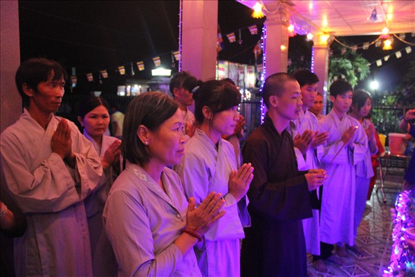 Chư Tăng Chùa Khánh Ninh viếng thăm và chúc phúc Phật tử thiết lễ đài Phật Đản tại Tư gia