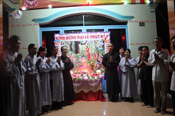 Chư Tăng Chùa Khánh Ninh viếng thăm và chúc phúc Phật tử thiết lễ đài Phật Đản tại Tư gia