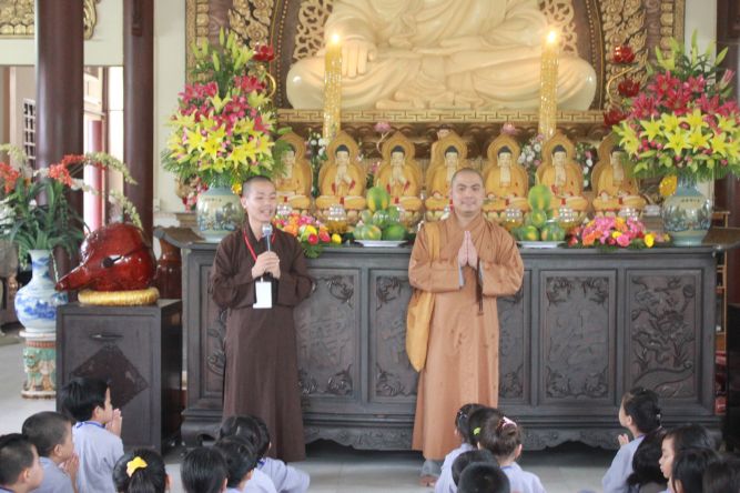 Tiền Giang: Tô tranh và viết lời kinh Phật tại khóa tu “Vươn tới những vước mơ”