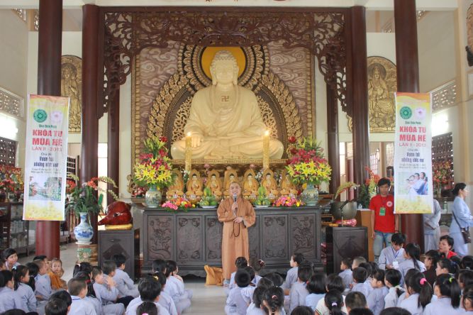 Tiền Giang: Tô tranh và viết lời kinh Phật tại khóa tu “Vươn tới những vước mơ”