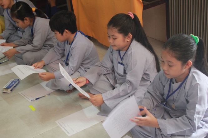 Tiền Giang: Tô tranh và viết lời kinh Phật tại khóa tu “Vươn tới những vước mơ”
