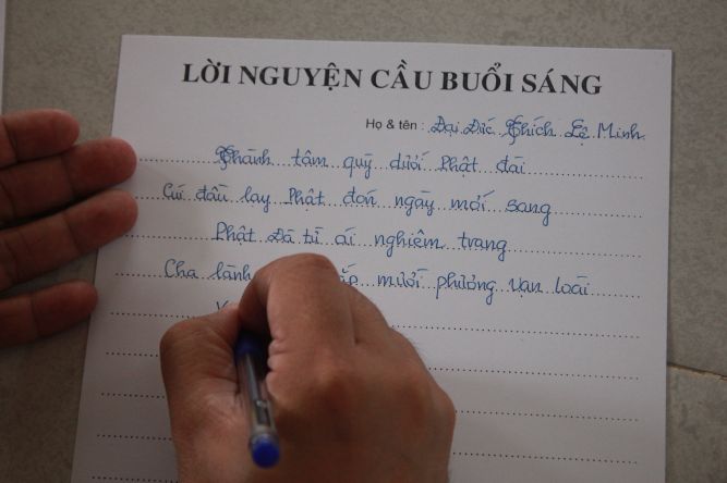 Tiền Giang: Tô tranh và viết lời kinh Phật tại khóa tu “Vươn tới những vước mơ”