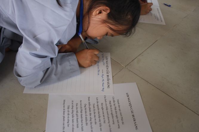 Tiền Giang: Tô tranh và viết lời kinh Phật tại khóa tu “Vươn tới những vước mơ”