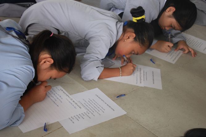 Tiền Giang: Tô tranh và viết lời kinh Phật tại khóa tu “Vươn tới những vước mơ”
