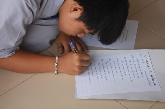 Tiền Giang: Tô tranh và viết lời kinh Phật tại khóa tu “Vươn tới những vước mơ”
