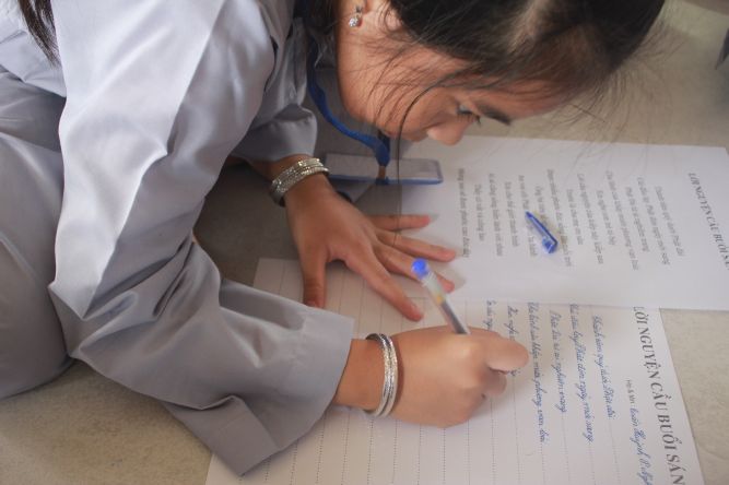 Tiền Giang: Tô tranh và viết lời kinh Phật tại khóa tu “Vươn tới những vước mơ”