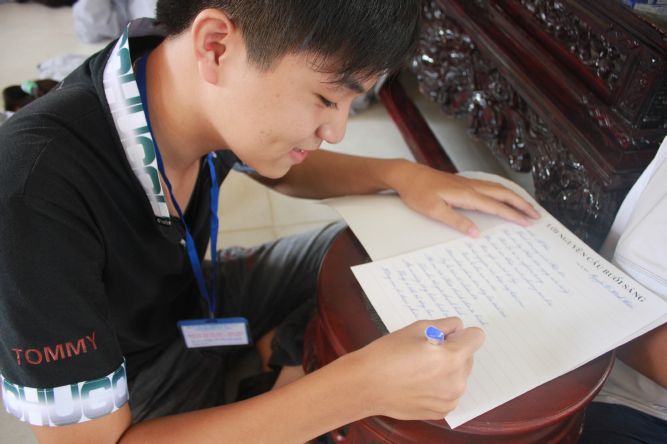 Tiền Giang: Tô tranh và viết lời kinh Phật tại khóa tu “Vươn tới những vước mơ”