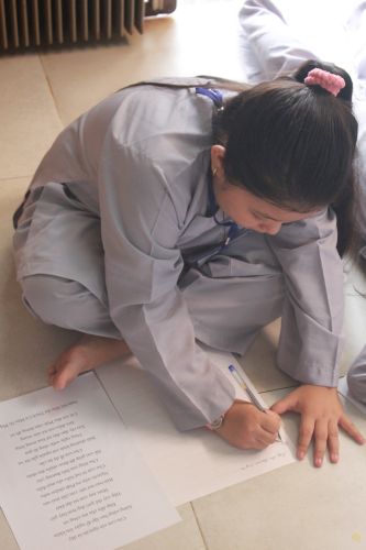 Tiền Giang: Tô tranh và viết lời kinh Phật tại khóa tu “Vươn tới những vước mơ”
