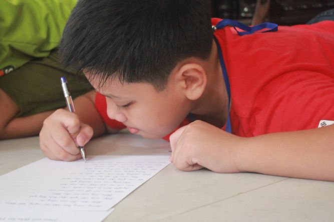 Tiền Giang: Tô tranh và viết lời kinh Phật tại khóa tu “Vươn tới những vước mơ”