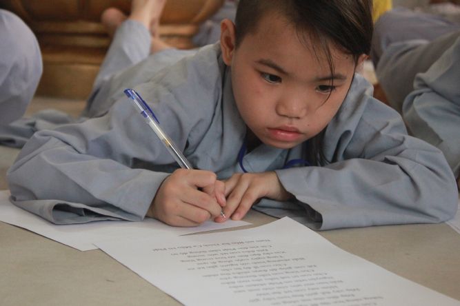Tiền Giang: Tô tranh và viết lời kinh Phật tại khóa tu “Vươn tới những vước mơ”