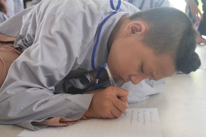 Tiền Giang: Tô tranh và viết lời kinh Phật tại khóa tu “Vươn tới những vước mơ”
