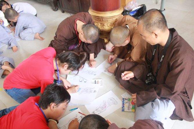Tiền Giang: Tô tranh và viết lời kinh Phật tại khóa tu “Vươn tới những vước mơ”