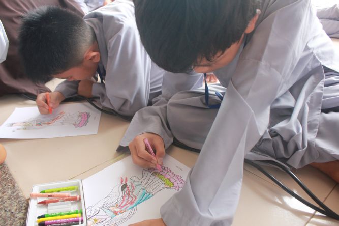 Tiền Giang: Tô tranh và viết lời kinh Phật tại khóa tu “Vươn tới những vước mơ”