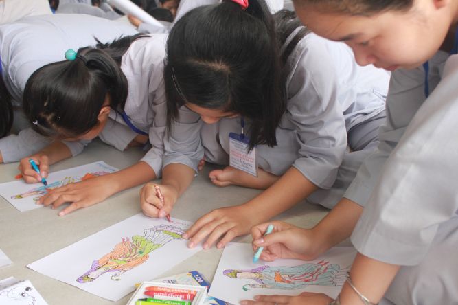 Tiền Giang: Tô tranh và viết lời kinh Phật tại khóa tu “Vươn tới những vước mơ”