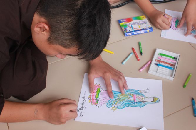 Tiền Giang: Tô tranh và viết lời kinh Phật tại khóa tu “Vươn tới những vước mơ”