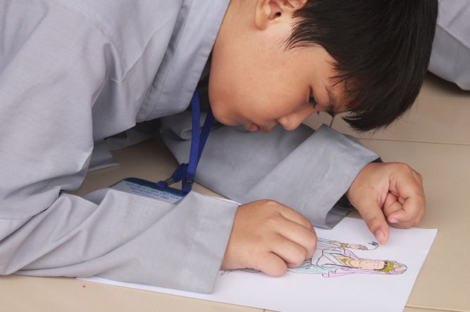 Tiền Giang: Tô tranh và viết lời kinh Phật tại khóa tu “Vươn tới những vước mơ”