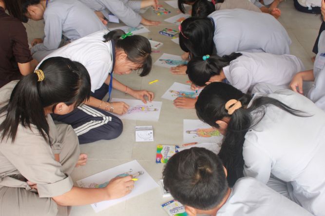 Tiền Giang: Tô tranh và viết lời kinh Phật tại khóa tu “Vươn tới những vước mơ”