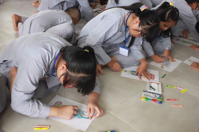 Tiền Giang: Tô tranh và viết lời kinh Phật tại khóa tu “Vươn tới những vước mơ”