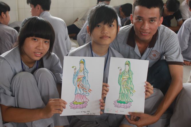 Tiền Giang: Tô tranh và viết lời kinh Phật tại khóa tu “Vươn tới những vước mơ”
