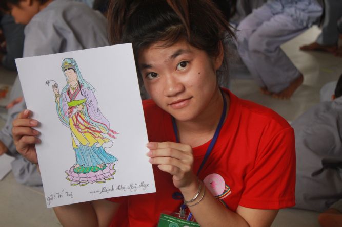 Tiền Giang: Tô tranh và viết lời kinh Phật tại khóa tu “Vươn tới những vước mơ”