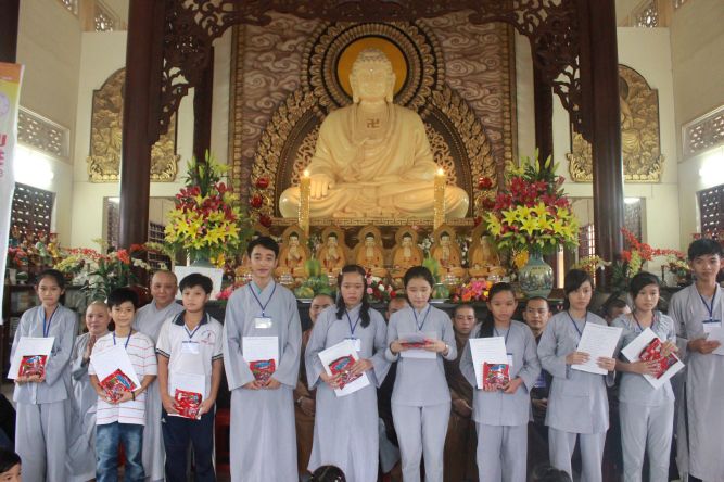Tiền Giang: Tô tranh và viết lời kinh Phật tại khóa tu “Vươn tới những vước mơ”
