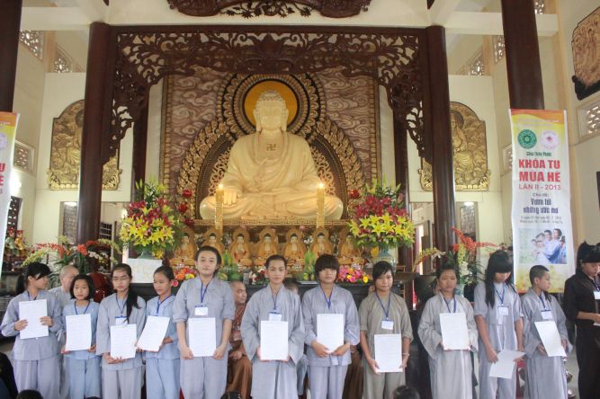 Tiền Giang: Tô tranh và viết lời kinh Phật tại khóa tu “Vươn tới những vước mơ”