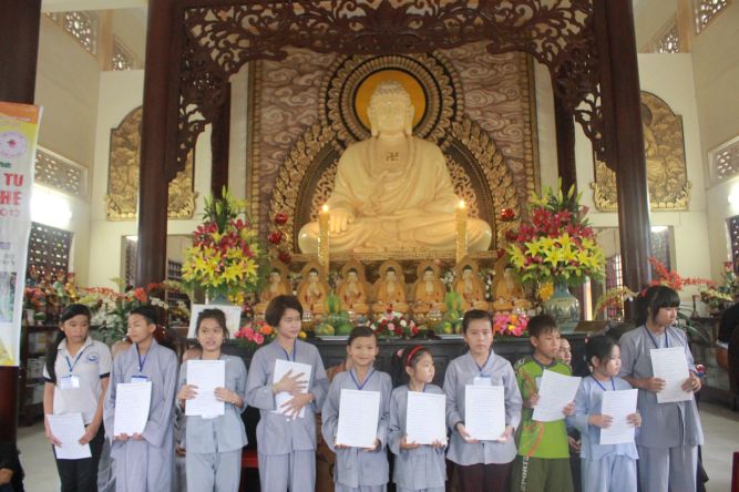 Tiền Giang: Tô tranh và viết lời kinh Phật tại khóa tu “Vươn tới những vước mơ”