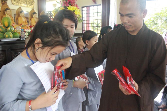 Tiền Giang: Tô tranh và viết lời kinh Phật tại khóa tu “Vươn tới những vước mơ”
