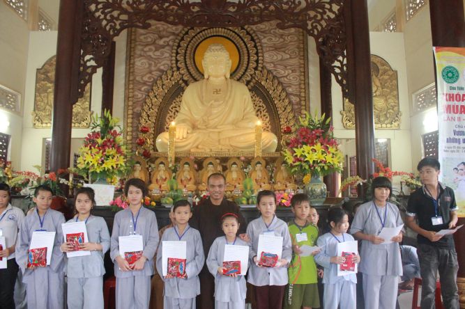 Tiền Giang: Tô tranh và viết lời kinh Phật tại khóa tu “Vươn tới những vước mơ”