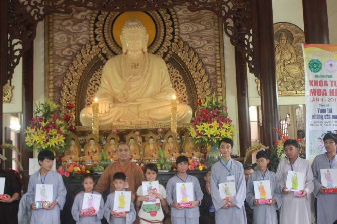 Tiền Giang: Tô tranh và viết lời kinh Phật tại khóa tu “Vươn tới những vước mơ”
