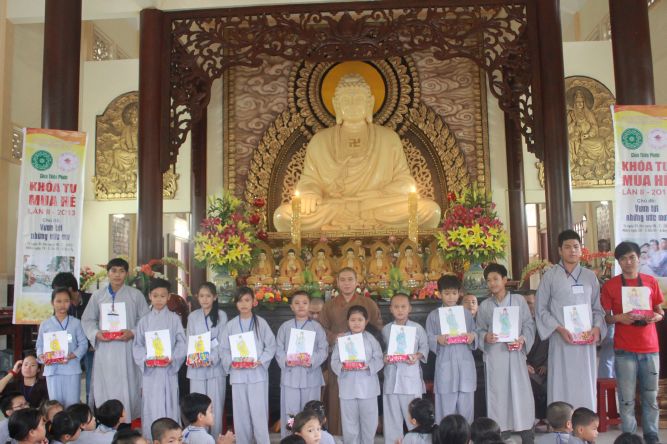 Tiền Giang: Tô tranh và viết lời kinh Phật tại khóa tu “Vươn tới những vước mơ”