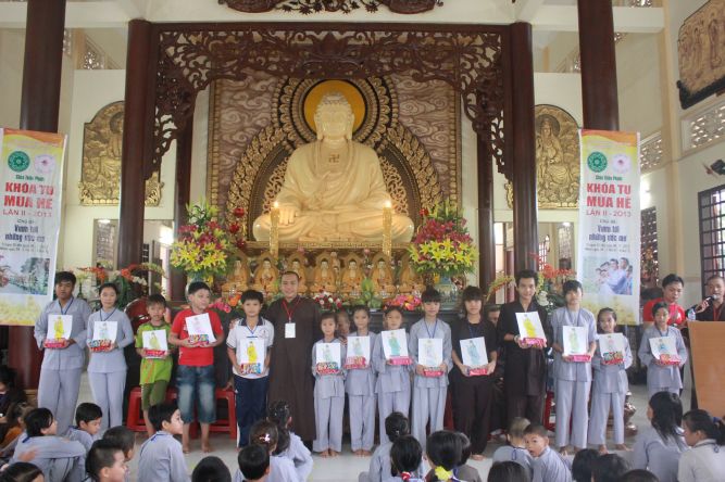 Tiền Giang: Tô tranh và viết lời kinh Phật tại khóa tu “Vươn tới những vước mơ”