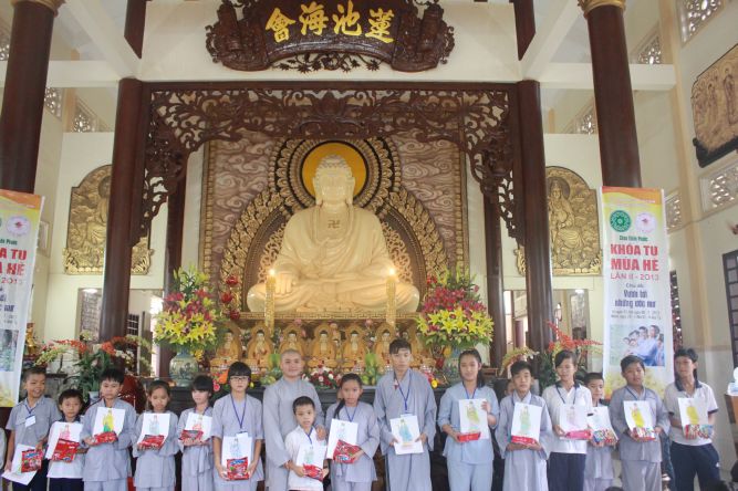 Tiền Giang: Tô tranh và viết lời kinh Phật tại khóa tu “Vươn tới những vước mơ”
