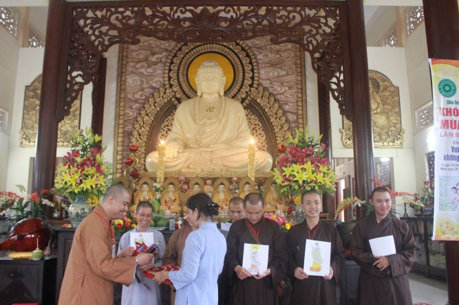 Tiền Giang: Tô tranh và viết lời kinh Phật tại khóa tu “Vươn tới những vước mơ”