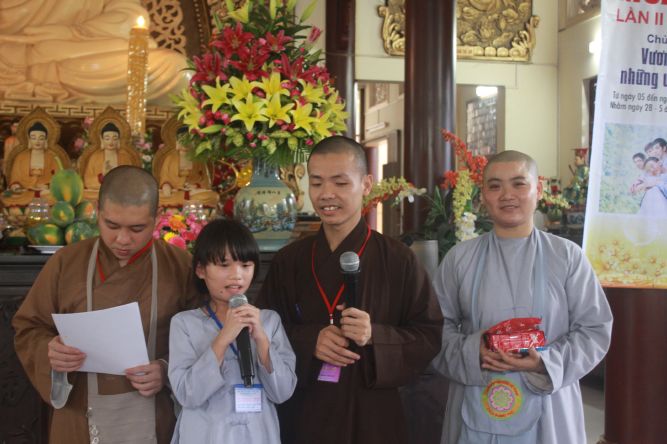 Tiền Giang: Tô tranh và viết lời kinh Phật tại khóa tu “Vươn tới những vước mơ”